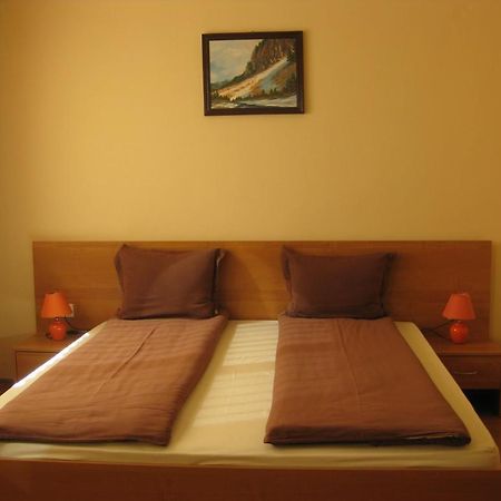 Family Hotel Veronika Девин Экстерьер фото