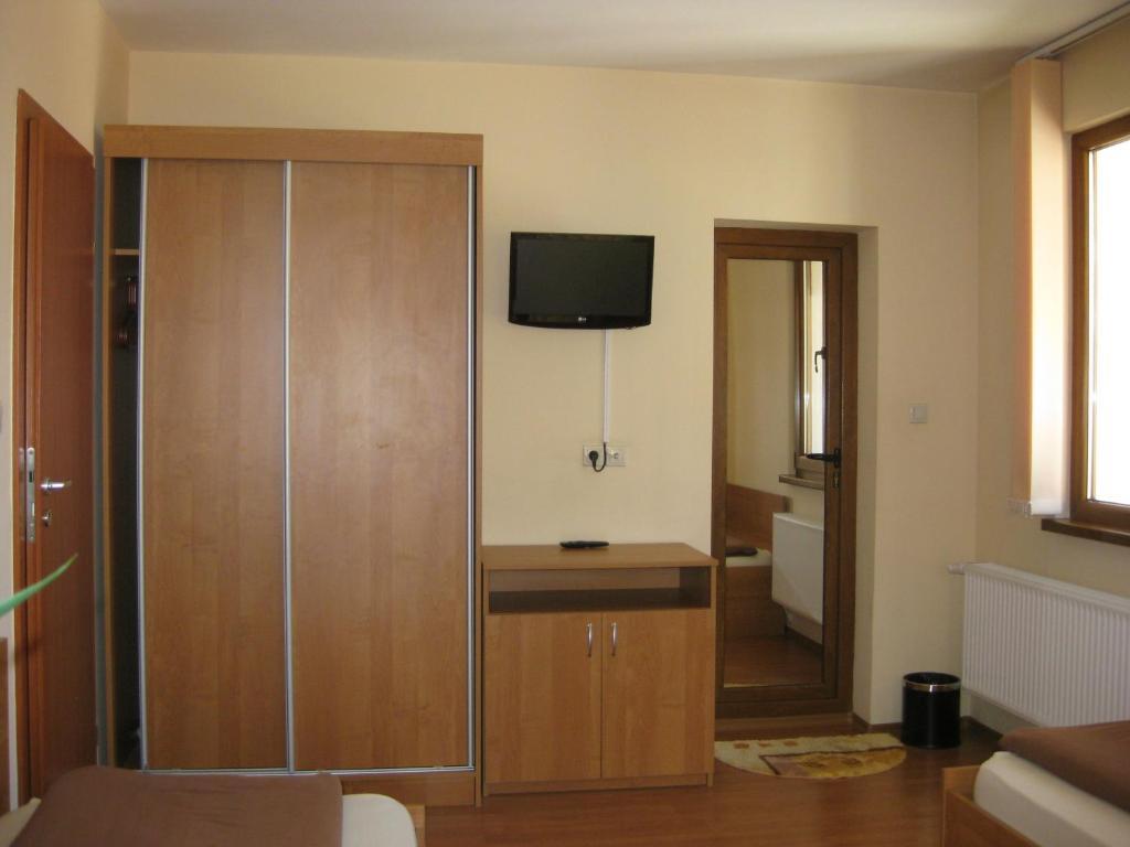 Family Hotel Veronika Девин Экстерьер фото