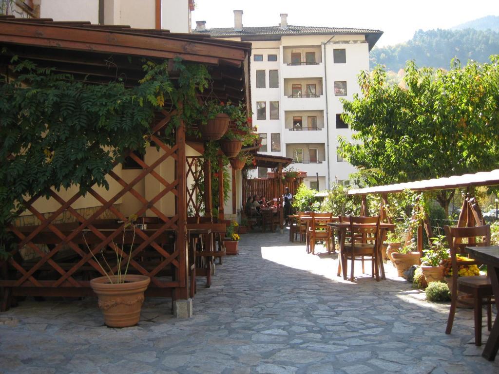 Family Hotel Veronika Девин Экстерьер фото