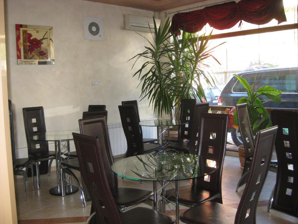 Family Hotel Veronika Девин Экстерьер фото